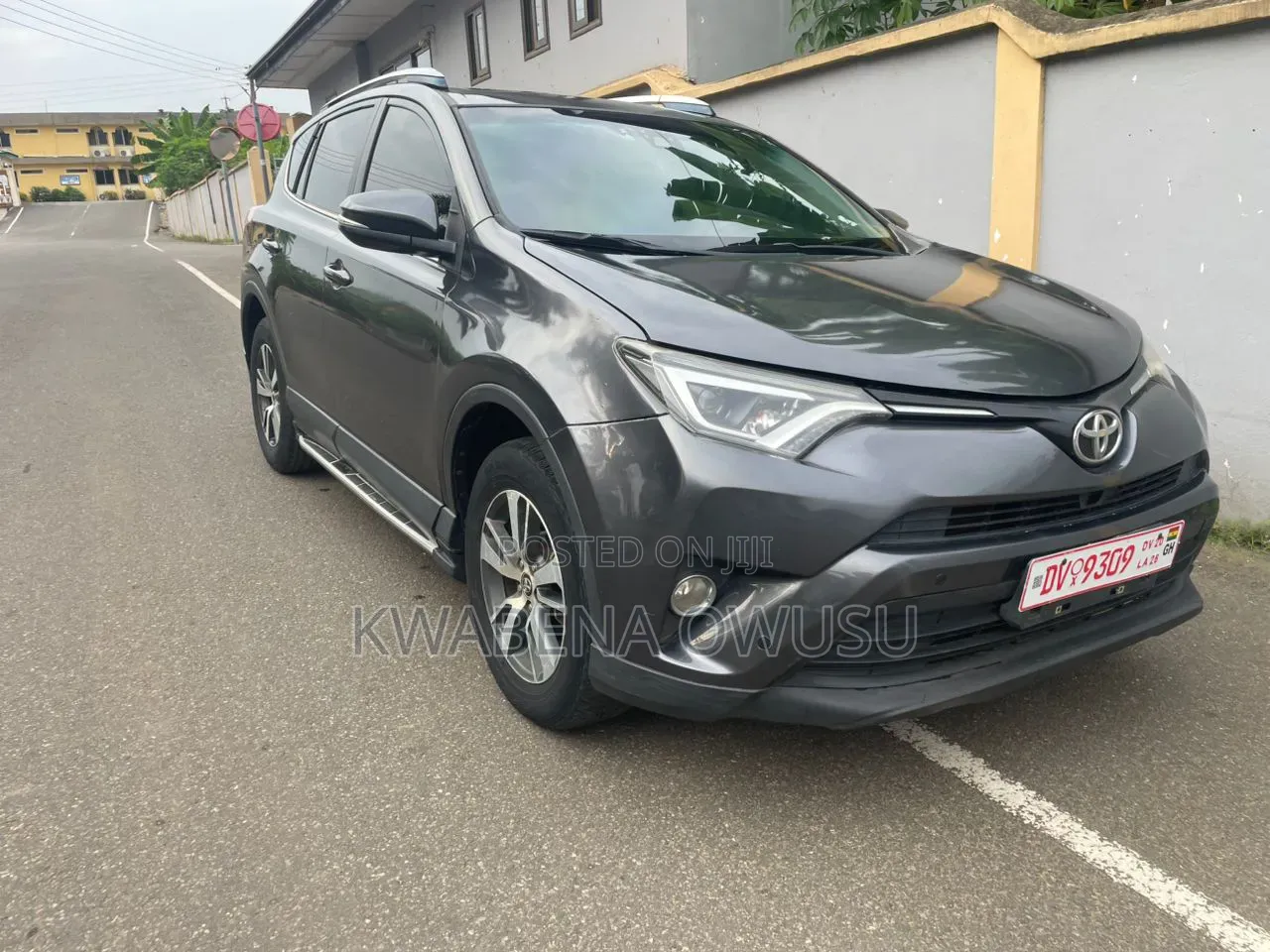 Toyota RAV4 XLE 4dr SUV (2.5L 4cyl 6A) 2018 Gray