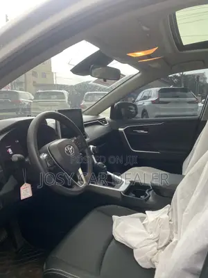 Toyota RAV4 XLE FWD 2023 White