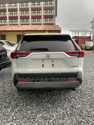 Toyota RAV4 XLE FWD 2023 White