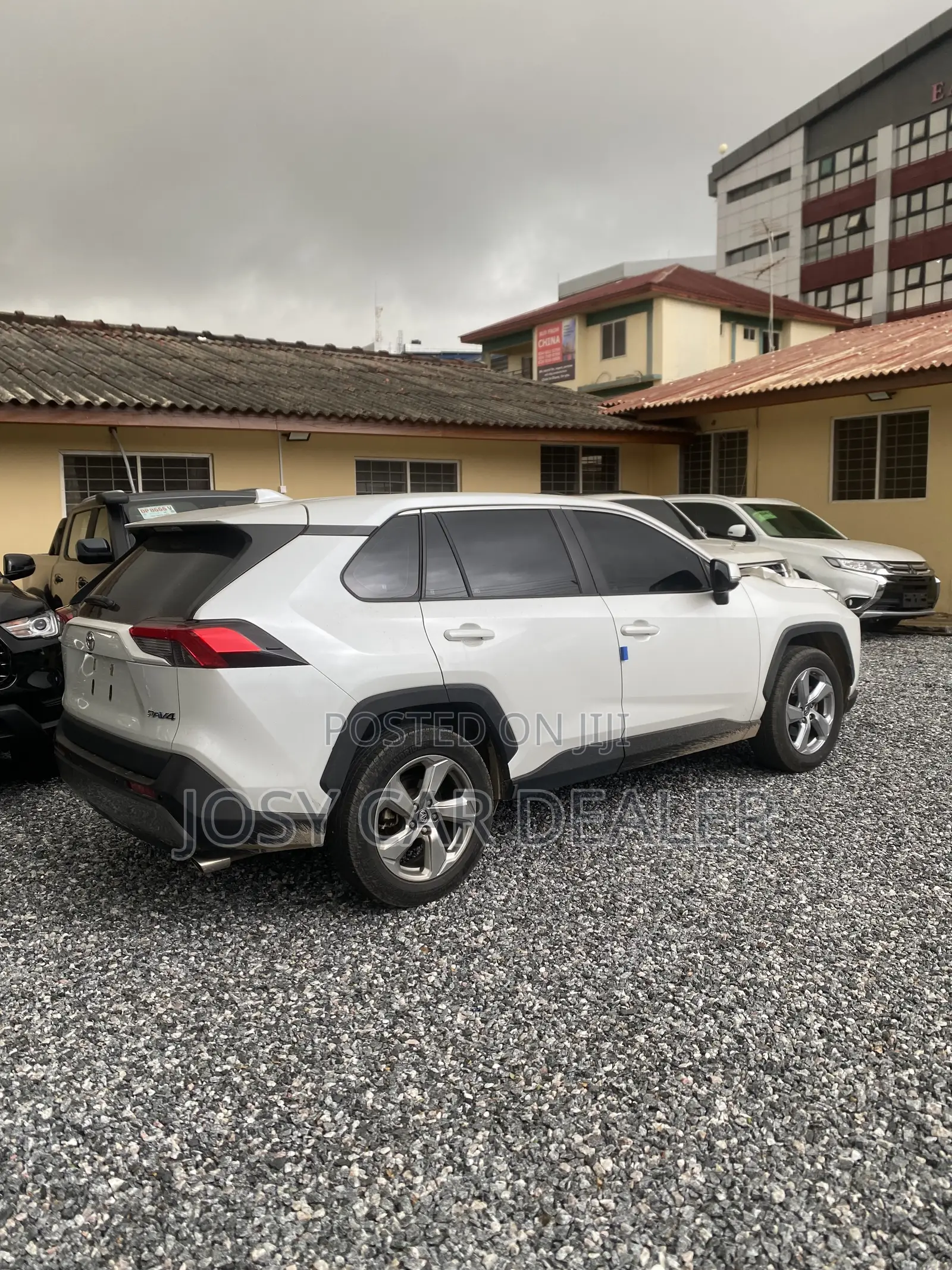 Toyota RAV4 XLE FWD 2023 White