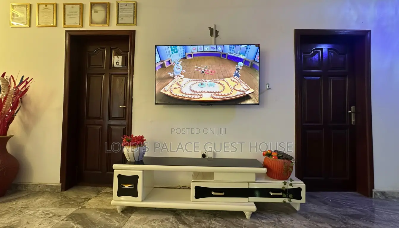 Beautiful Home With Spacious Rooms and Compound for Short Stay