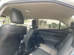 Toyota Corolla SE (1.8L 4cyl 2A) 2019 White