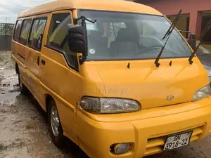 Hyundai H-100 2000 Yellow