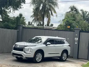 Mitsubishi Outlander SEL Launch Edition 2022 White