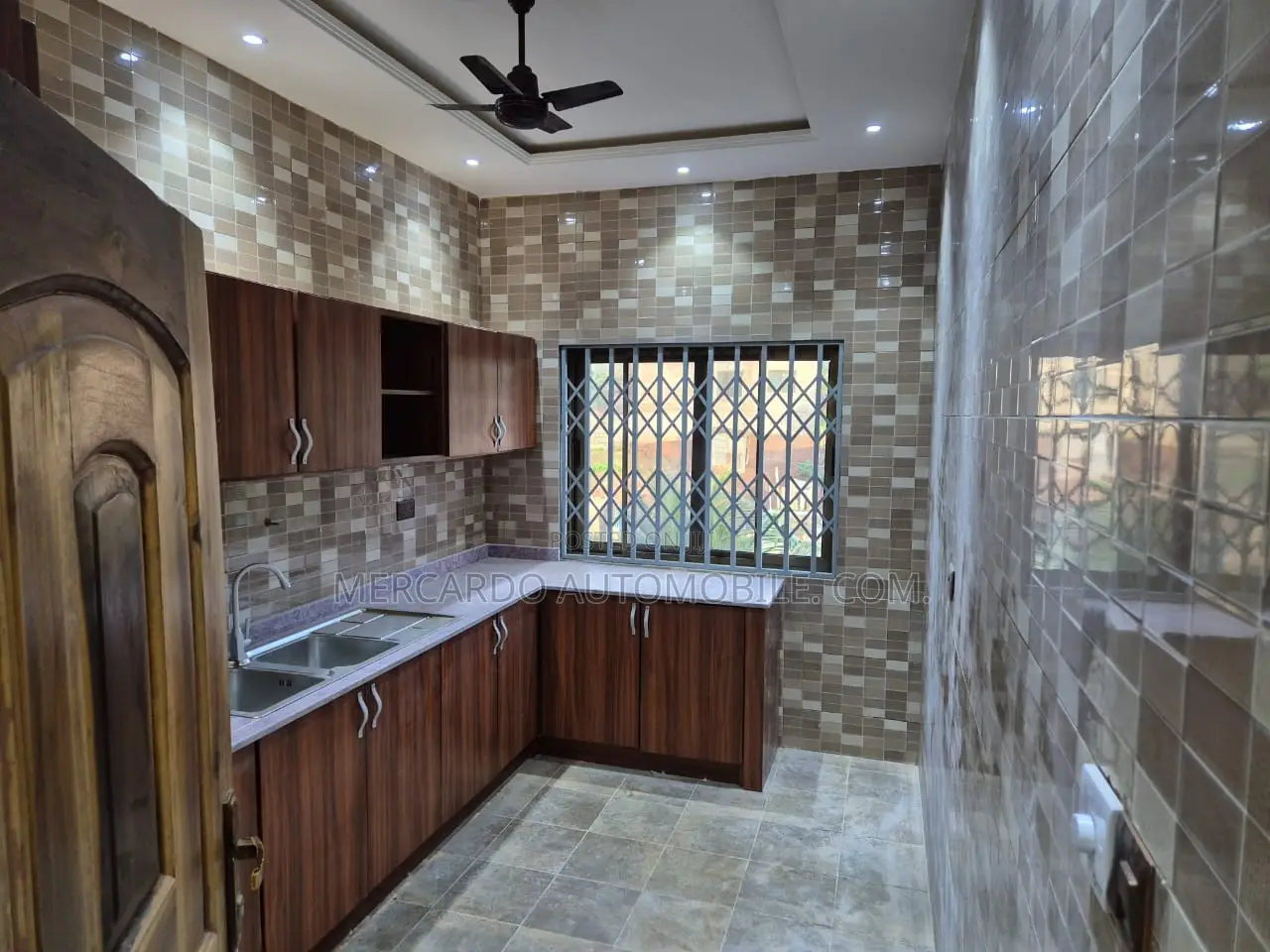 3bdrm Apartment in Ashongman Estate, Police Station for rent