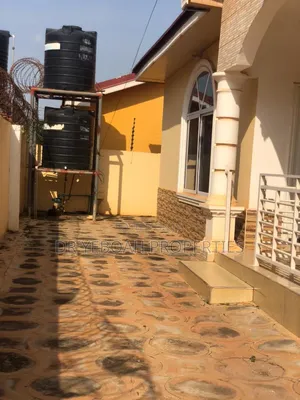 3bdrm House in Spintex:- 3 Bedrooms, Baatsona Total for rent