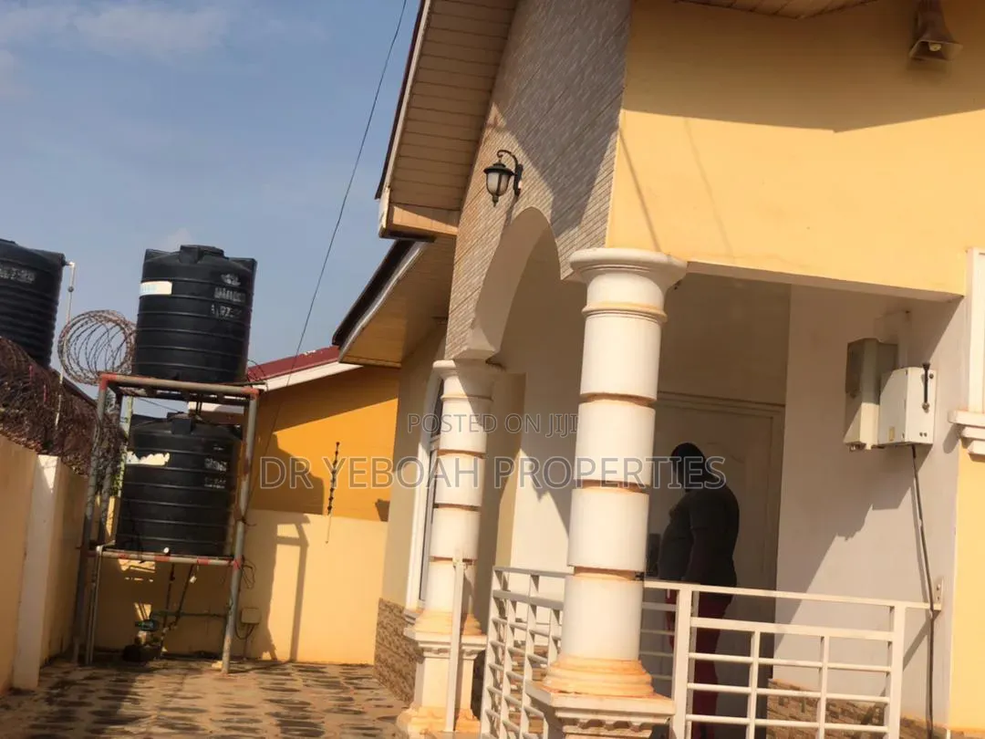 3bdrm House in Spintex:- 3 Bedrooms, Baatsona Total for rent