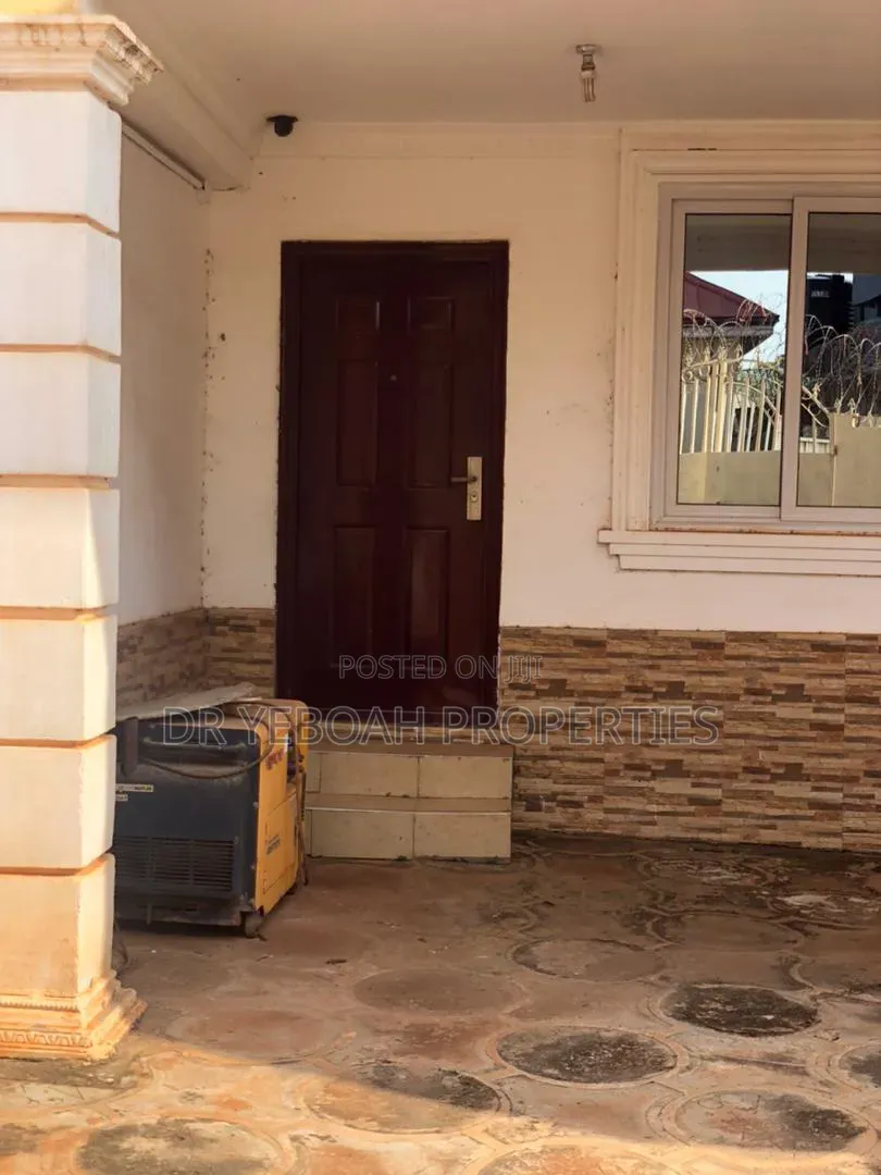 3bdrm House in Spintex:- 3 Bedrooms, Baatsona Total for rent