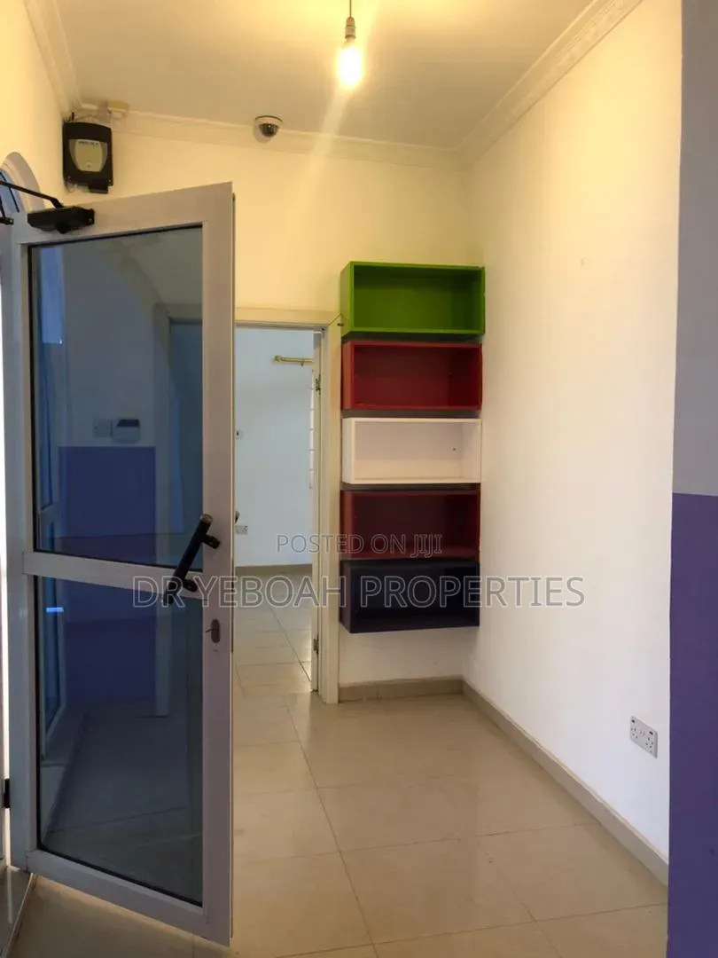 3bdrm House in Spintex:- 3 Bedrooms, Baatsona Total for rent