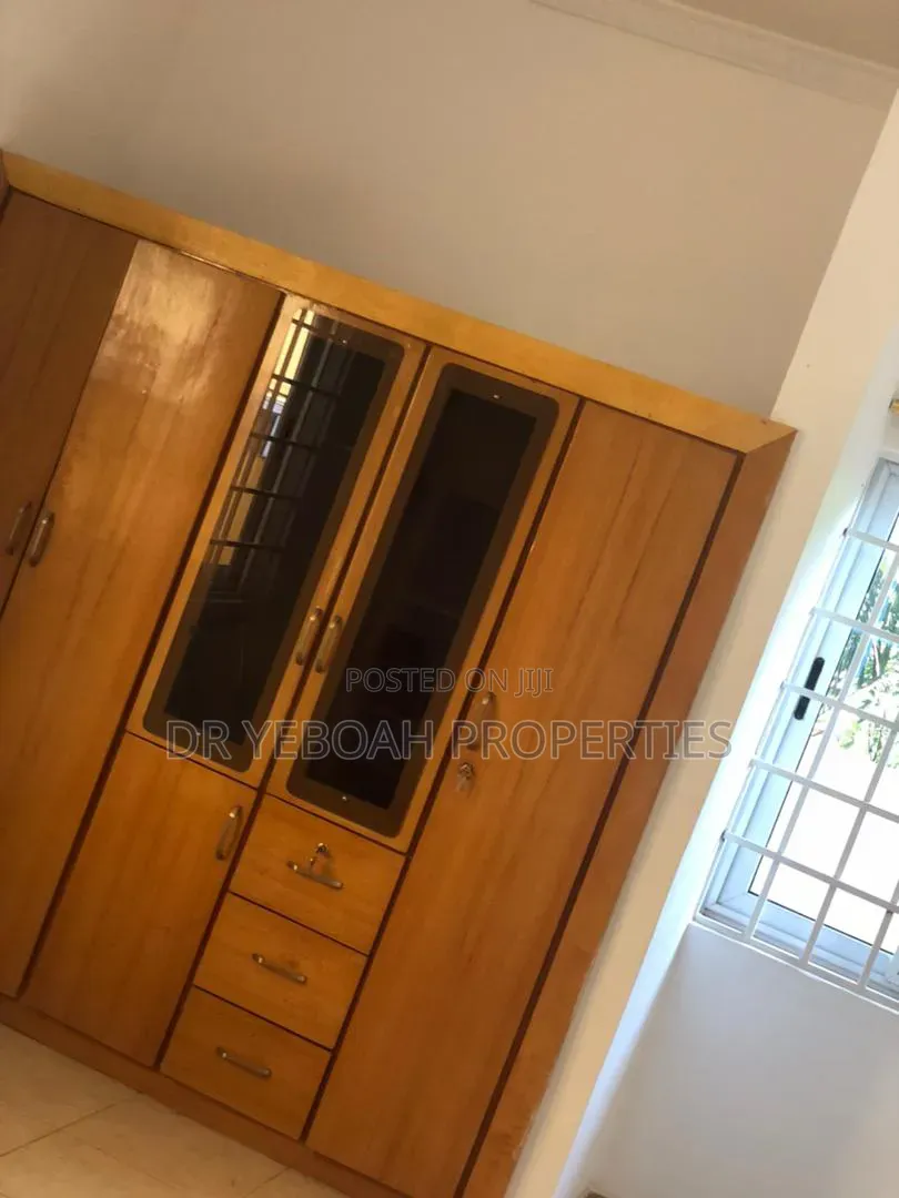3bdrm House in Spintex:- 3 Bedrooms, Baatsona Total for rent