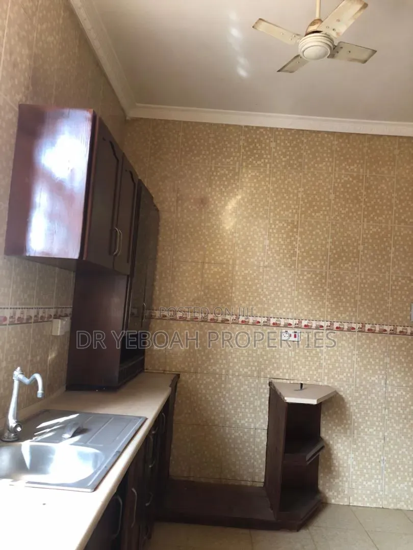 3bdrm House in Spintex:- 3 Bedrooms, Baatsona Total for rent
