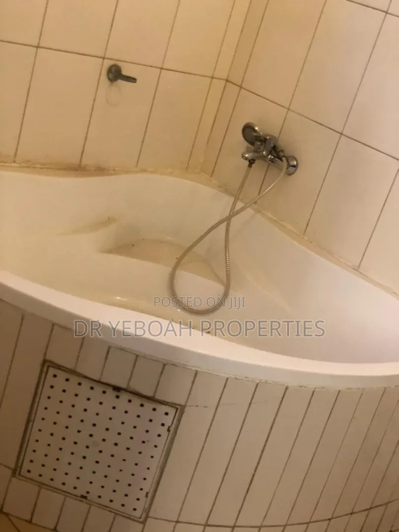 3bdrm House in Spintex:- 3 Bedrooms, Baatsona Total for rent