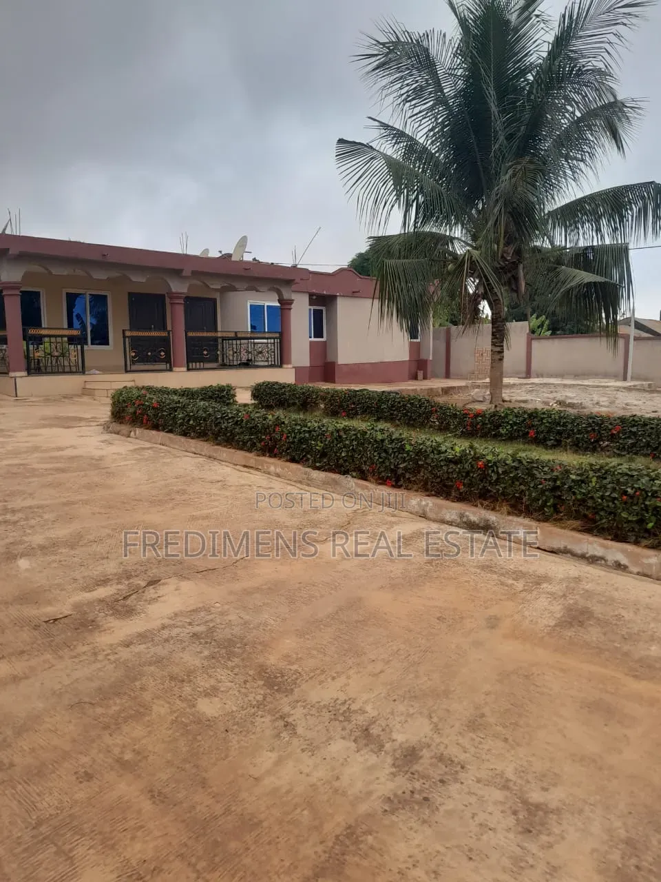 5bdrm House in Fredimens Real, Atwima Kwanwoma for sale