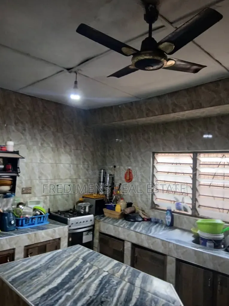 5bdrm House in Fredimens Real, Atwima Kwanwoma for sale