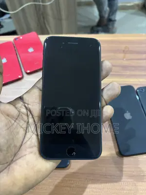 Apple iPhone SE (2020) 64 GB Black