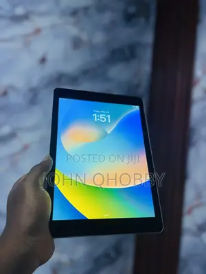 Apple iPad 9.7 32 GB Gray