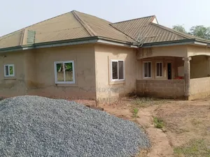 4bdrm Apartment in Prepraw, Nsawam Adoagyiri Municipal for sale