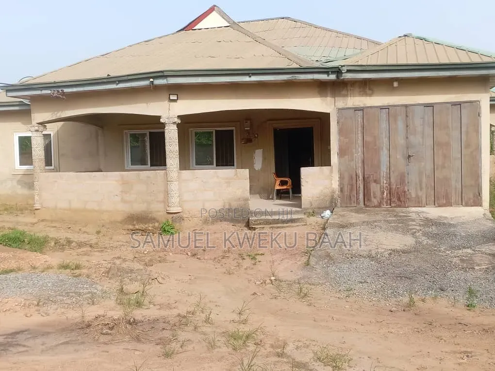 4bdrm Apartment in Prepraw, Nsawam Adoagyiri Municipal for sale
