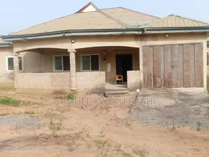 4bdrm Apartment in Prepraw, Nsawam Adoagyiri Municipal for sale