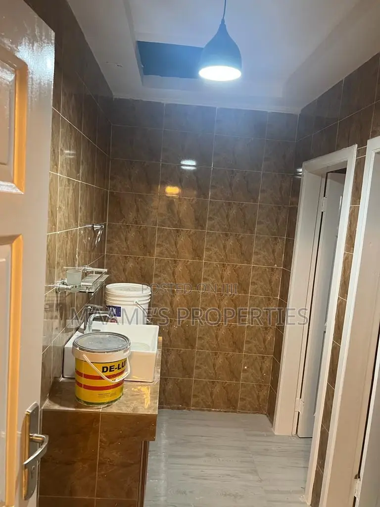 10bdrm Duplex in Tema Metropolitan for sale