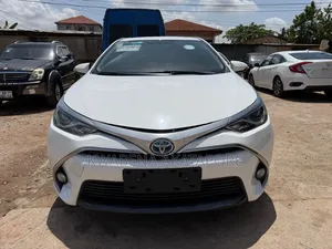 Toyota Corolla XLE (1.8L 4cyl 2A) 2018 White