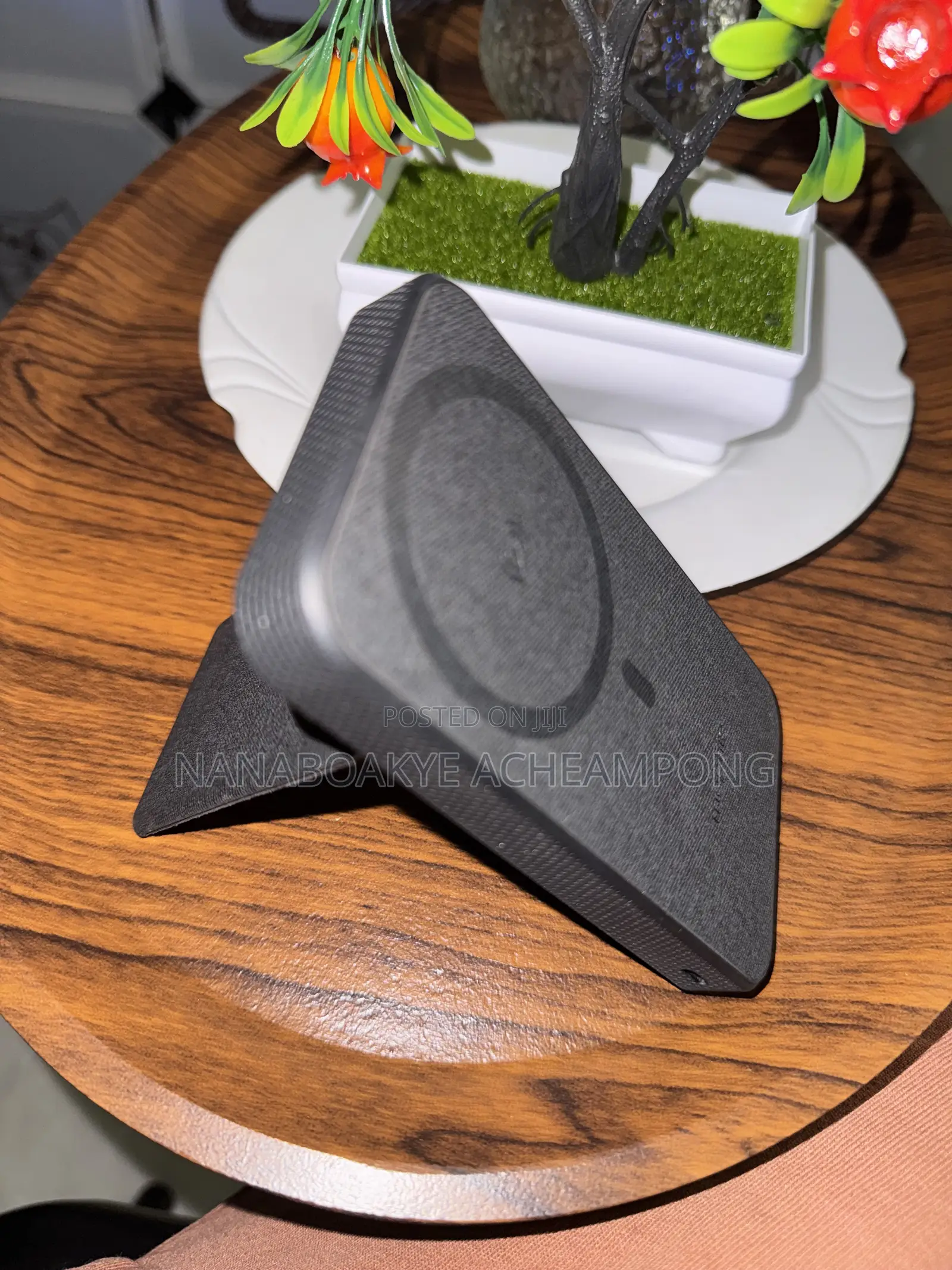 The Mophie Snap+ Powerstation Stand (10,000mah) L