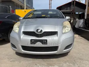 Toyota Vitz 2010 Silver