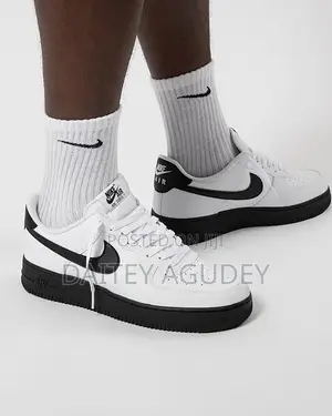 Nike Air Force 1 - White With Black Sole