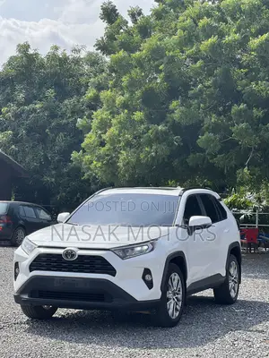 Toyota RAV4 XLE AWD 2020 White