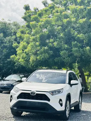 Toyota RAV4 XLE FWD 2020 White