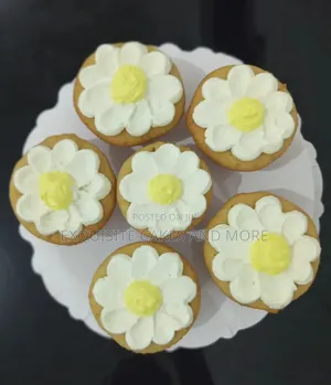 Decorated 6 Cupcakes