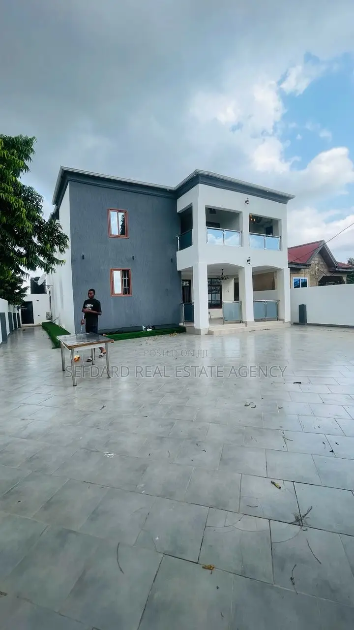 Furnished 6bdrm Duplex in Sefdard Properties, Ablekuma for sale