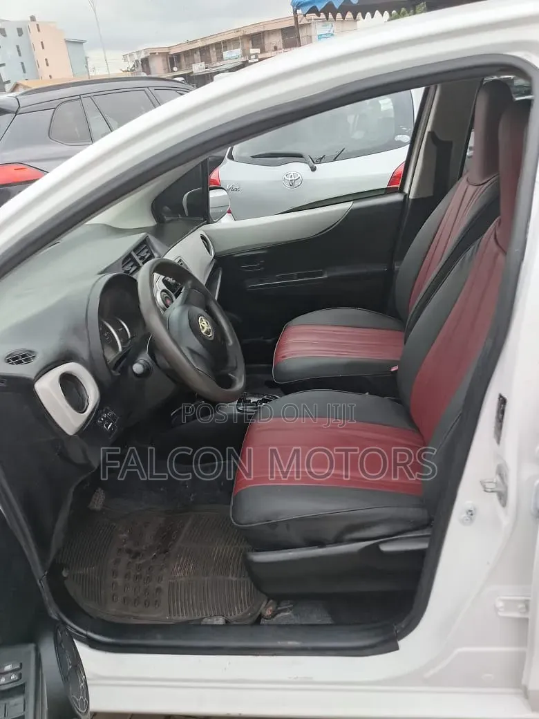 Toyota Vitz 1.3 FWD 5dr 2012 White
