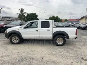Nissan Hardbody 2014 White