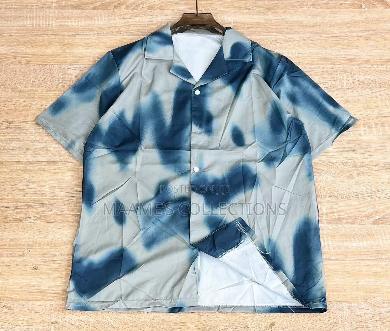 Short-Sleeve Button-Up Shirt With Collar