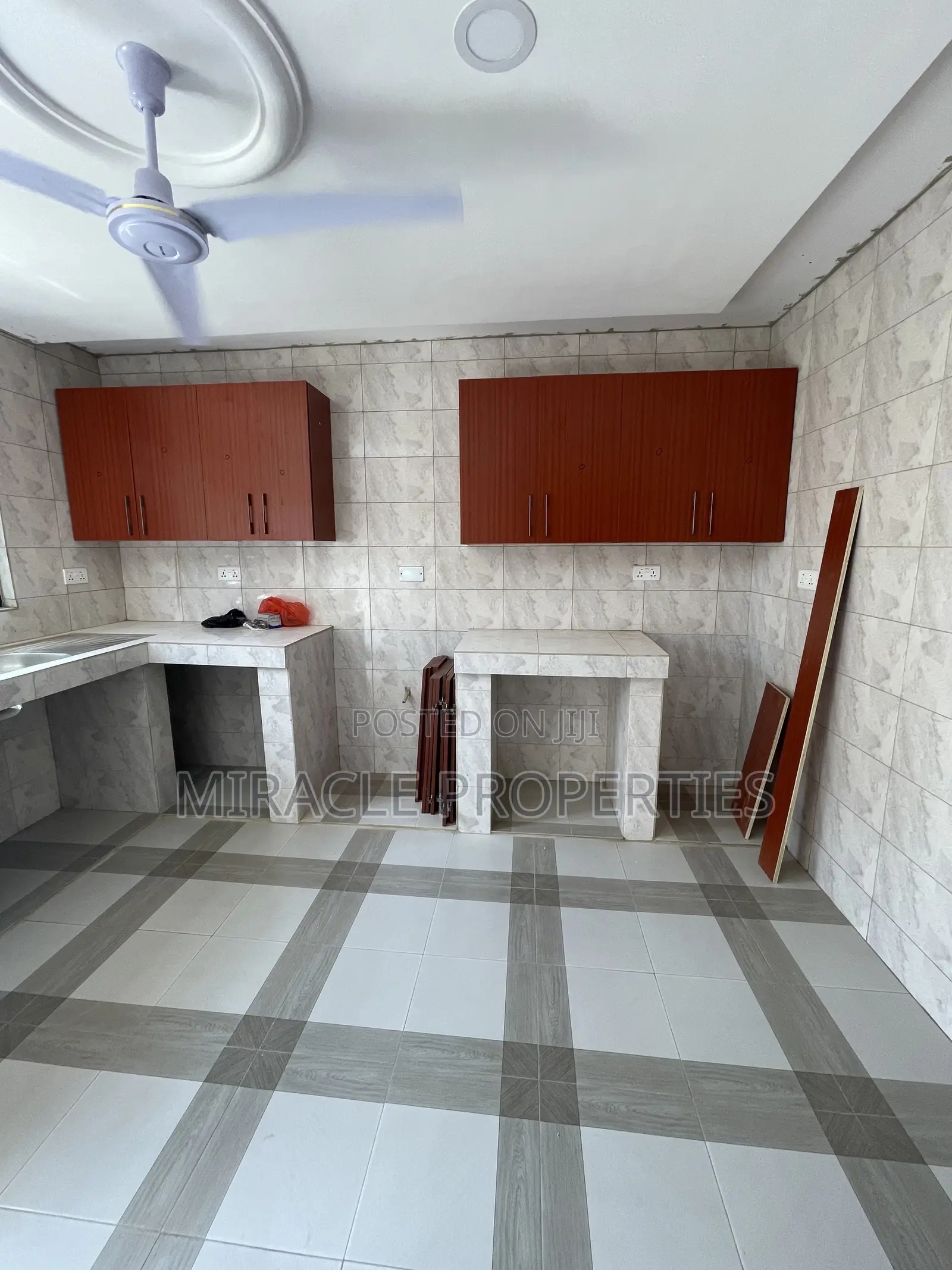 4bdrm Duplex in Miracle Properties, Oyarifa for rent