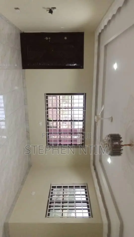 20bdrm Apartment in Atwima Kwanwoma for sale