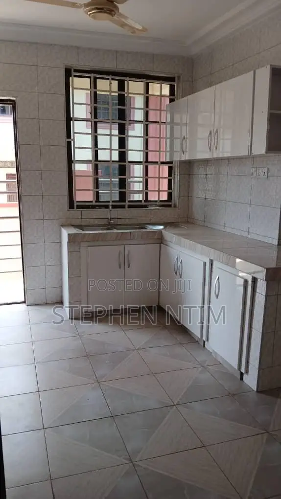 20bdrm Apartment in Atwima Kwanwoma for sale