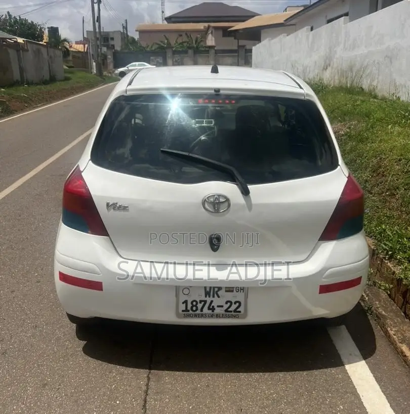 Toyota Vitz 2010 White