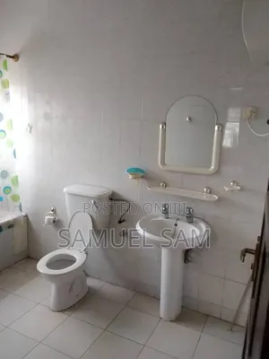 9bdrm House in Nmai Azor, Tema Metropolitan for sale