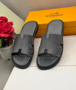 Hermès Izmir Sandals Featuring a Black Calfskin Leather Upper