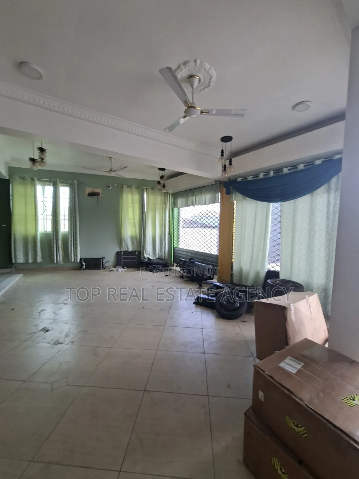 Shop for Rent at Dome K Boat