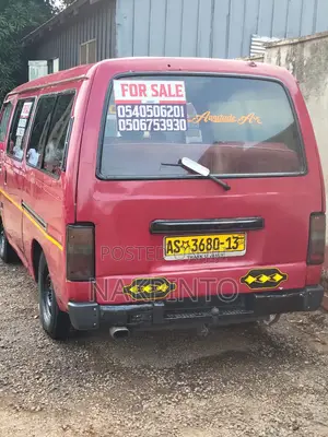 Nissan Caravan (Urvan) 2005 Red