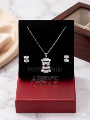 Oval Pendant Silver Necklace With Earrings