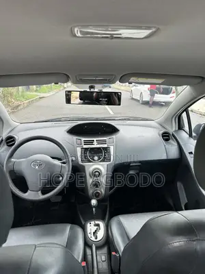 Toyota Yaris Base Hatchback 5dr 2010