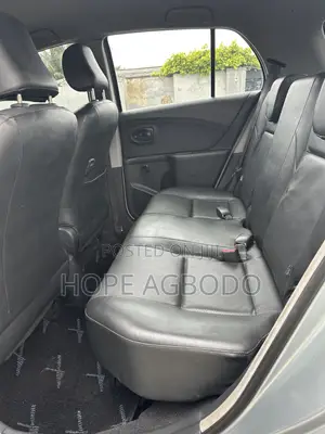 Toyota Yaris Base Hatchback 5dr 2010
