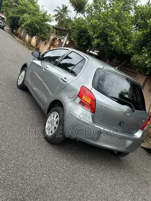 Toyota Yaris Base Hatchback 5dr 2010