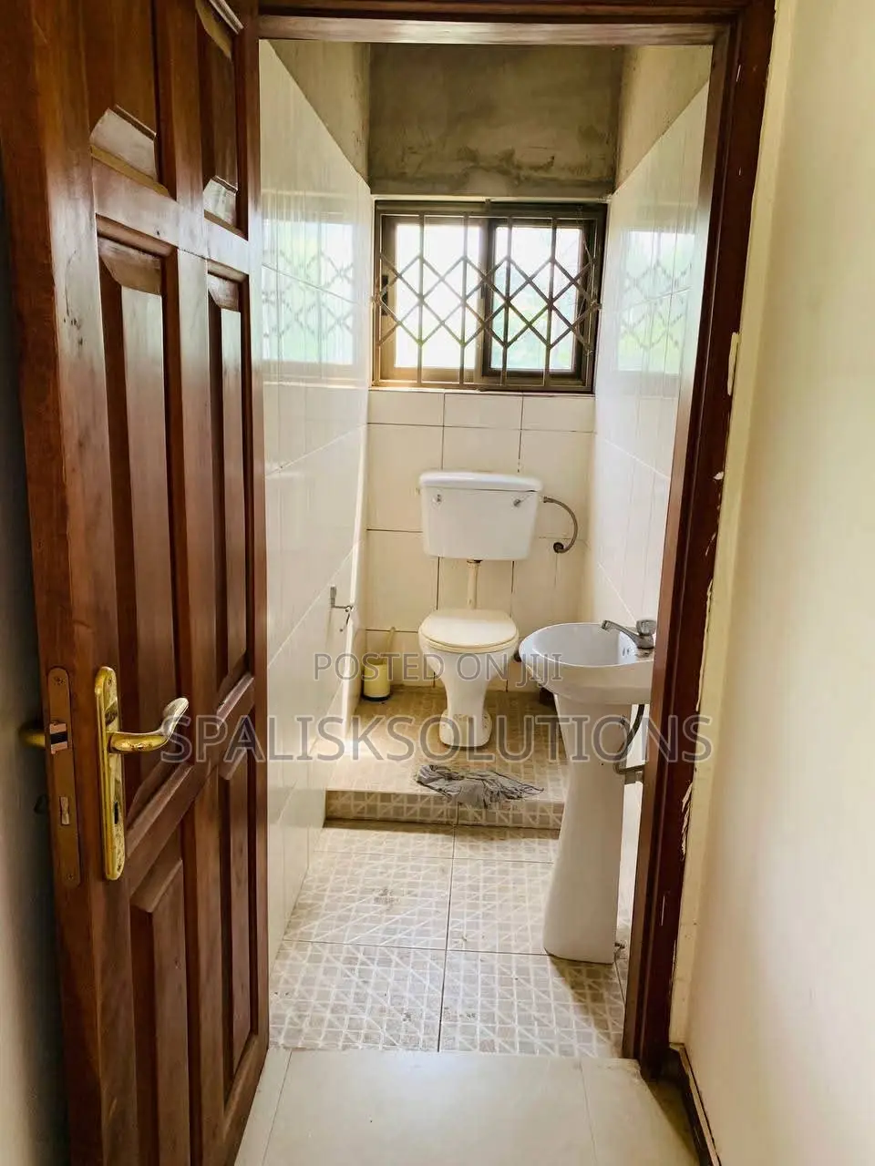 Furnished 5bdrm House in Madina for sale