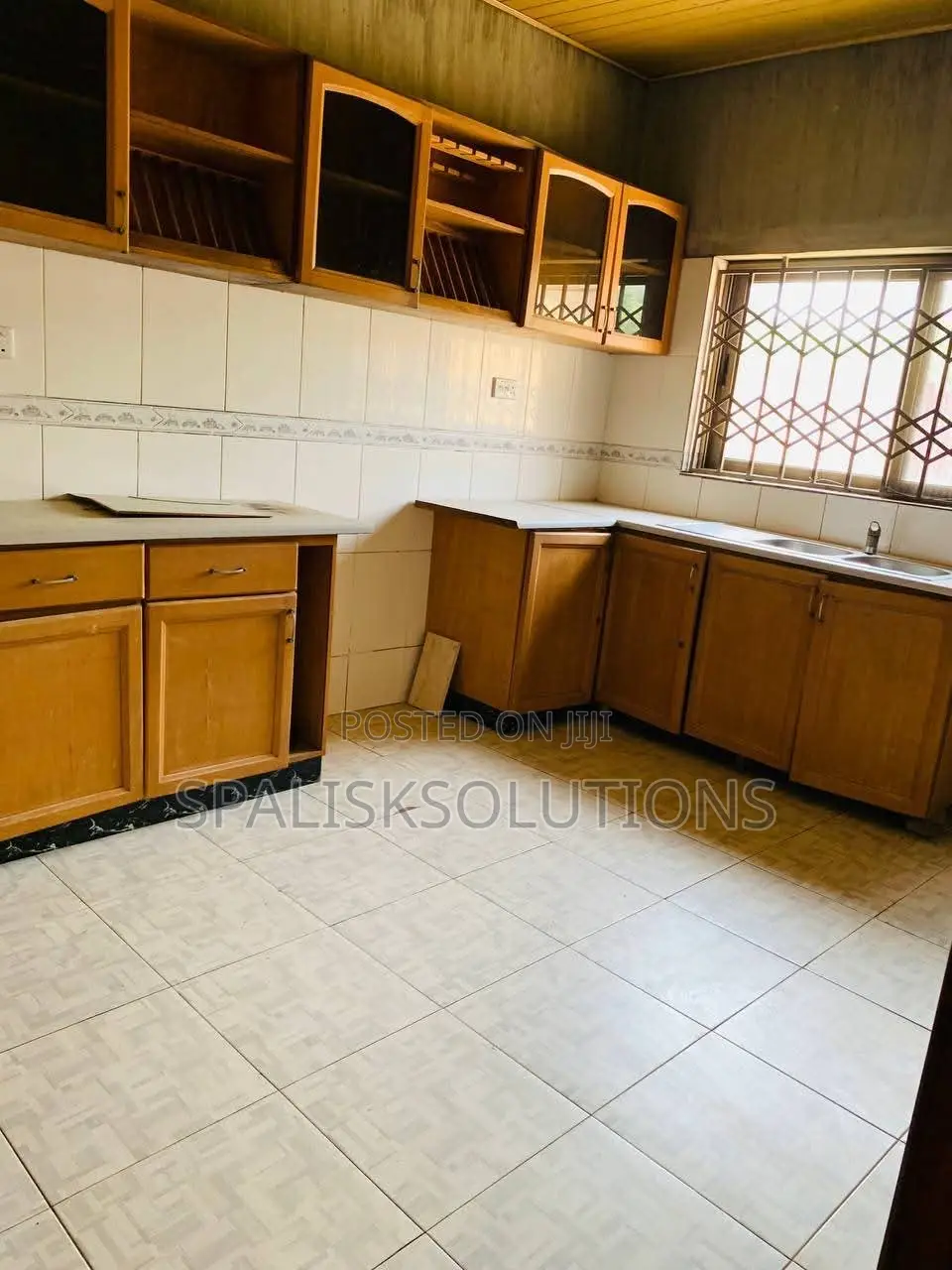 Furnished 5bdrm House in Madina for sale