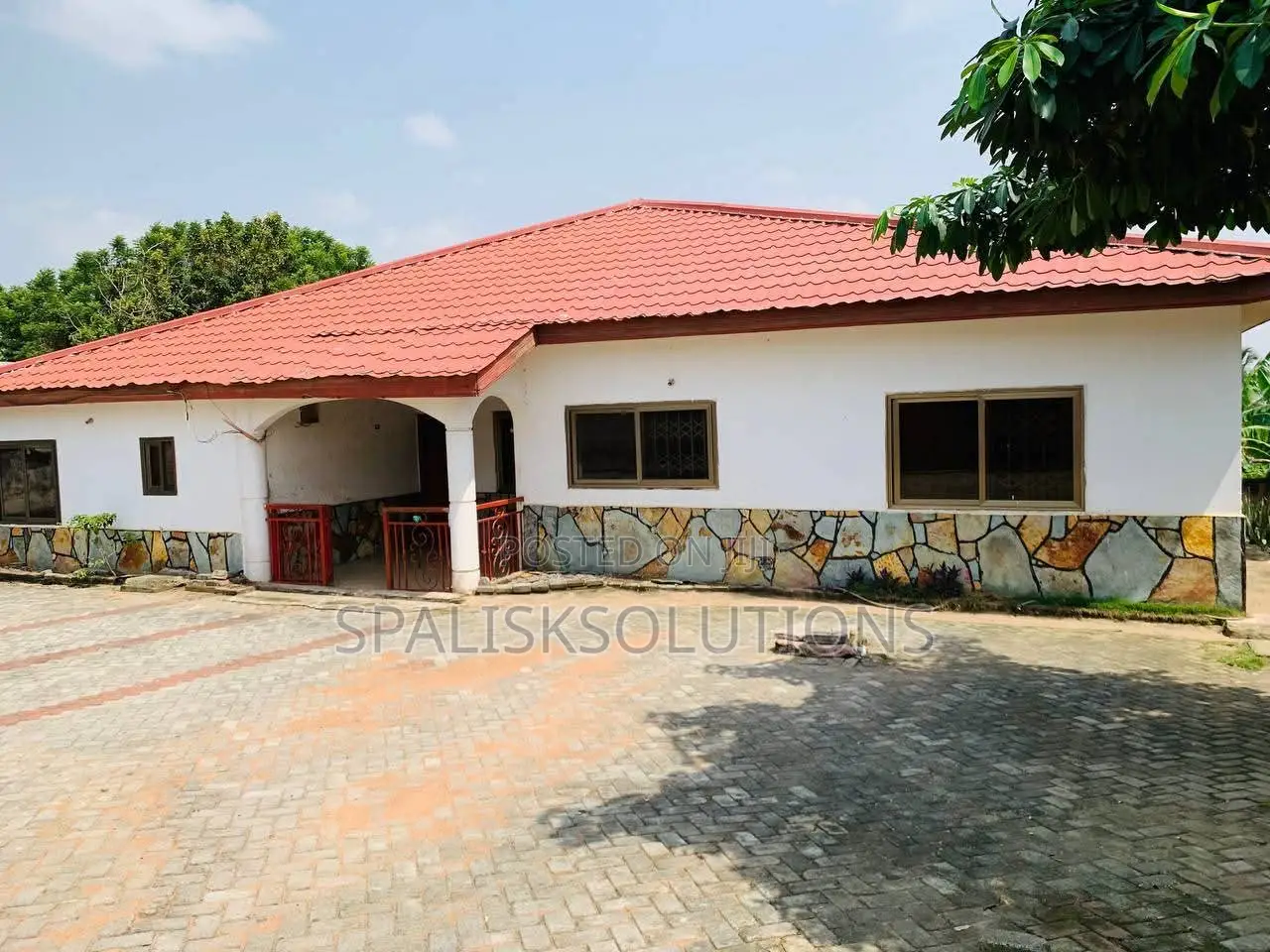Furnished 5bdrm House in Madina for sale